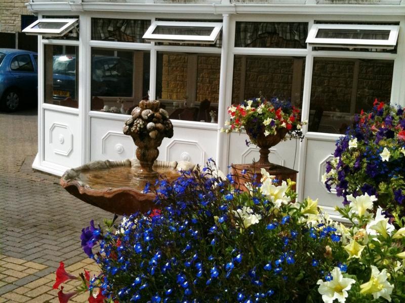 Broadlands Hotel Bourton-on-the-Water Exterior photo